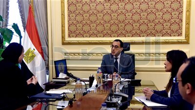 رئيس الوزراء يتابع حركة العمل بالمصانع وإتاحة مستلزمات الإنتاج