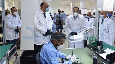 رئيس الوزراء يتفقد مصنعاً لإنتاج عدادات الكهرباء والمياه مُسبقة الدفع والذكية