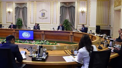 «مدبولى» يُتابع إجراءات صرف منحة الرئيس للعمالة غير المنتظمة