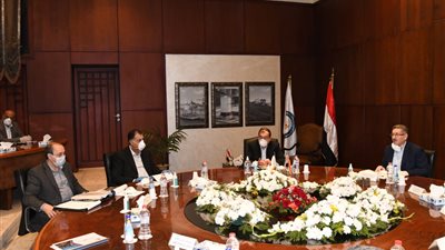 «الملا» يبحث تحديات الإلتزام بالجدول الزمنى للمشروعات البترولية