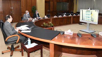 «البترول» تبحث دمج شركتى «واحة باريس للمياه» و«الوادى الجديد للعبوات»