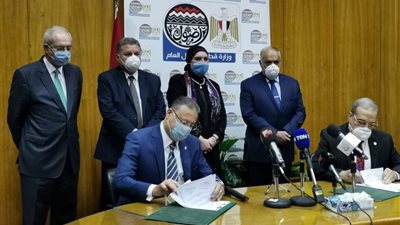 إنشاء مصنعين لإنتاج إطارات المركبات بالعين السخنة والإسكندرية