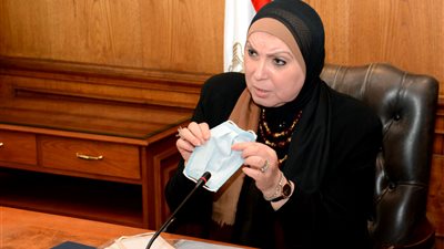 وزيرة التجارة تبحث مع منتجى الملابس الجاهزة تصنيع الكمامات القماش