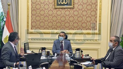 رئيس الوزراء يستعرض خطة استئناف حركة السياحة الخارجية والطيران