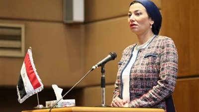 وزيرة البيئة تستعرض الأسلوب الآمن لجمع مهمات الوقاية الشخصية