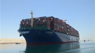 قناة السويس تشهد عبور أكبر سفينة حاويات في العالم