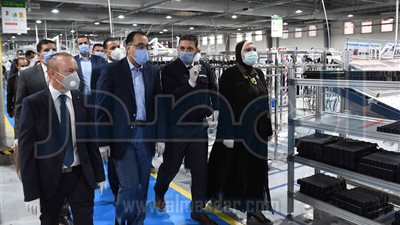 «مدبولى» يتفقد مصنعاً لإنتاج الضفائر الإلكترونية للسيارات الكهربائية بـ 6 أكتوبر