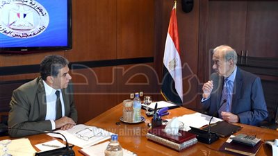 رئيس الوزراء يتلقى تقريراً بشأن خطة التعامل مع المقالب العشوائية