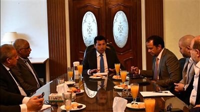 وزير الرياضة يبحث مع رئيسي «الجبلاية» و«الرابطة» تطوير منظومة كرة القدم في مصر
