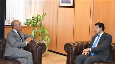 وزير الشباب والرياضة يبحث مع رئيس بنك القاهرة مجالات التعاون المشترك