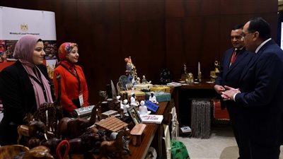 رئيس الوزراء يتفقد معرض «أيادي مصرية» تحت عنوان «بكل فخر.. صنع فى مصر»