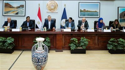 وزير السياحة يتابع أعمال تثبيت القطع الأثرية بالمتحف المصري الكبير