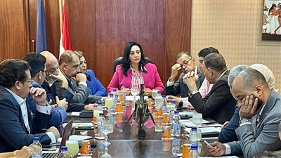 «السياحة» و«النقل» تناقشان كيفية استغلال محيط محطات القطار السريع