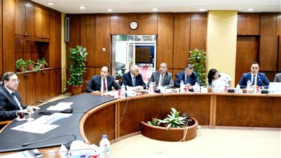 «الملا» يتابع خطط إمدادات السوق المحلى من البترول والغاز الطبيعي