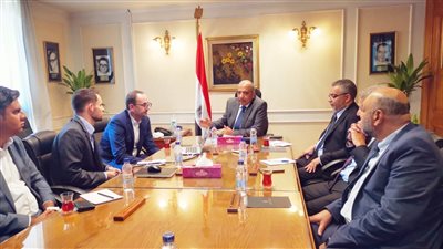 وزير قطاع الأعمال العام يتابع موقف مشروع إنتاج السيارة الكهربائية