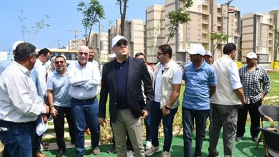 وزير الإسكان يتفقد نماذج الوحدات والفيلات بمدينة المنصورة الجديدة