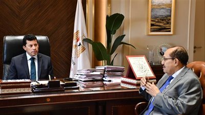 وزير الشباب والرياضة يلتقي رئيس الجامعة الكندية في مصر