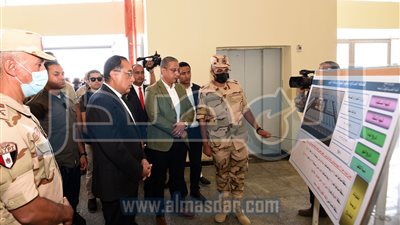 رئيس الوزراء يتفقد مُجمعيْ الصناعات الصغيرة والمتوسطة بمدينة الفيوم الجديدة
