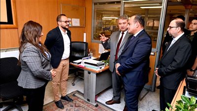 وزير التجارة والصناعة يتفقد منظومة العمل بمركز تحديث الصناعة