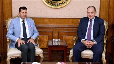 وزير الصناعة والشباب يستعرضان سبل التوسع في تصنيع المستلزمات الرياضية 