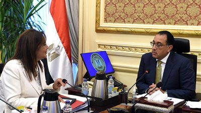 رئيس الوزراء يستعرض عددا من الملفات مع وزيرة التخطيط
