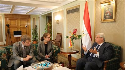 وزير التعليم العالي يبحث مع وفد البنك الدولي تعزيز التعاون المُشترك