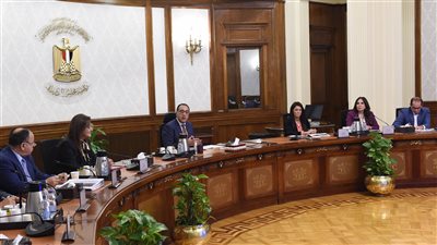 رئيس الوزراء يواصل متابعة إجراءات تنظيم المؤتمر الاقتصادي