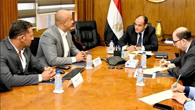 وزير الصناعة: حريصون على إدخال التقنيات الحديثة لتصنيع سيارات صديقة للبيئة