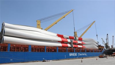  ميناء الأدبية يستقبل 42 ريشة رياح لمحطة توليد الكهرباء برأس غارب 