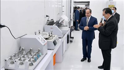 السيسي يتفقد عددًا من المشروعات بالهيئة العامة للاستثمار والمناطق الحرة