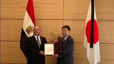 وزير النقل يسلم رسالة من السيسي إلى رئيس الوزراء الياباني