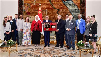 اللجنة الدولية للأولمبياد الخاص الدولي تهدي الرئيس السيسي جائزتها الدولية