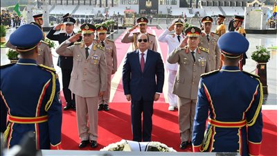 الرئيس السيسي يضع أكاليل الزهور على قبر الجندي المجهول في الذكرى الـ49 لانتصارات أكتوبر