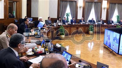 رئيس الوزراء يؤكد أهمية استمرار العمل لتوفير السلع الأساسية بالأسواق