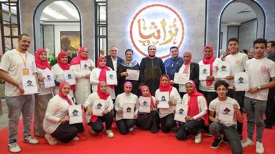 نيفين جامع تكرم أصحاب المشروعات من ذوى الهمم المشاركين في معرض تراثنا 