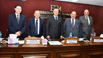 «عيسى» يناقش الاستراتيجية الوطنية للسياحة مع جمعية رجال الأعمال المصريين 