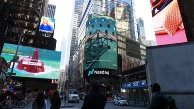 مشروعات المنطقة الاقتصادية لقناة السويس تزين واجهات مبنى بورصة ناسداك الأمريكية