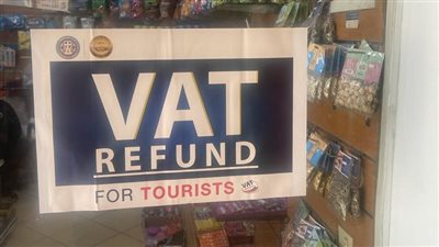 المالية: إجراءات لتوعية السائحين المغادرين بشروط رد ضريبة القيمة المضافة على مشترياتهم