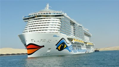 قناة السويس تحقق رقمًا قياسيًا بعبور 94 سفينة من الاتجاهين