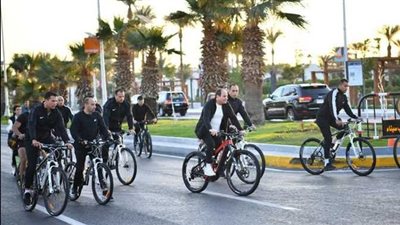 الرئيس السيسي يقوم بجولة تفقدية بالدراجة في مدينة شرم الشيخ 