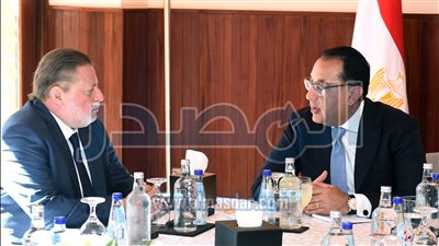 «مدبولي» يبحث مع محافظ البنك المركزي موقف توفير التمويل لشراء السلع الأساسية