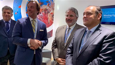 وزير التجارة والصناعة يتفقد أجنحة المنطقة الخضراء بقمة المناخ COP27