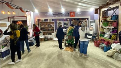 زوار قمة المناخ يتفقدون معرض تراثنا للحرف اليدوية بالمنطقة الخضراء