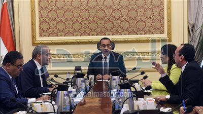 «مدبولي» يتابع مع وزير التموين موقف احتياطيات السلع الأساسية بالأسواق 