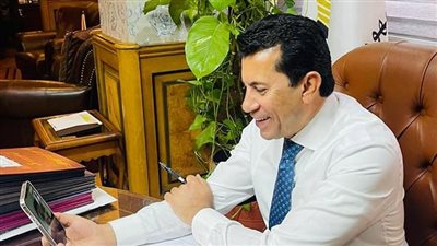 وزير الرياضة يهنئ سيف عيسي صاحب برونزية بطولة العالم للتايكوندو 