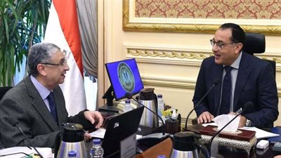 «مدبولي» يتابع مع وزير الكهرباء مستجدات مشروعات الطاقة المتجددة وإنتاج الهيدروجين الاخضر