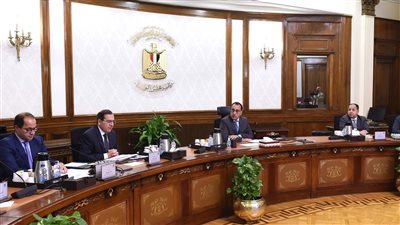 رئيس الوزراء يتابع إجراءات توفير التمويل اللازم لاستيراد المنتجات البترولية