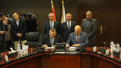 توقيع عقد تصنيع وشراء 100 حافلة كهرباء إنتاج محلي بـ680 مليون جنيه 