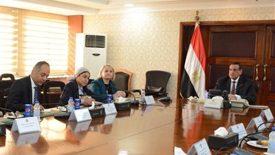 وزير التنمية المحلية يرأس اجتماع لجنة التسيير الخاصة بمشروع أيادي مصر 