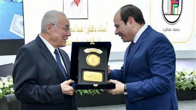الرئيس السيسي يكرم المشرف على تنفيذ «محور أبو ذكري»